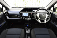 「アクア」のインストゥルメントパネルは、非対称型のデザインが特徴的。