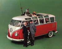 1950年にデビューした「フォルクスワーゲン・タイプ2」。写真は「バス」と呼ばれる乗用モデルで、バンやトラックなどの商用モデルは「トランスポーター」と呼ばれる。リアエンジン・ワンボックスの先駆で、「サンバー」のほか初代「マツダ・ボンゴ」などにも影響を与えた。