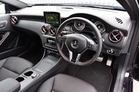 試乗車には内装を豪華に装うセットオプション「AMGエクスクルーシブパッケージ」（本革シート、ハーマンカードン・ロジック7サラウンドシステム、レザーARTICOダッシュボードほか）が装着されていた。