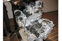 「アクティブ＆ルーミー」がテーマのインテリア。パワートレインは、2リッター直4にエクストロニックCVTの組み合わせのみ。