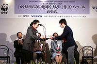 WWFジャパン畠山副会長から表彰状を受け取る受賞者
