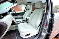 インテリアは2740mmのホイールベースがもたらす、前後方向に余裕がある空間が自慢（このページの室内の写真はすべて最上級の「HSEラグジュアリー」グレード）。
    