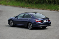 現行型「ホンダ・アコード」は2013年6月に登場した9代目のモデルにあたる。日本で販売されるのはハイブリッド車のみ。