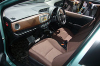 新たに左右非対称のデザインとされた、運転席まわり。一部グレードの助手席には、ごらんのように、傘やバッグ類のストッパーも備わる（買い物アシストシート）。写真は、女性向けグレード「Jewela」のもの。