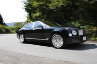 長大なボンネット、なだらかに落ちるリア周りと、ベントレーの伝統的デザインが反映される「ミュルザンヌ」。ホイールサイズは標準で20インチ。オプションで21インチも用意される。