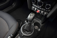 試乗車は6段AT搭載車。シフトセレクターのリング状の基部はドライブモード切り替え機構「MINIドライビング・モード」（オプション）のロータリースイッチを兼ねている。中立位置がMID（標準）、左に回すとSPORT（スポーツ）、右に回すとGREEN（エコ）の各モードに切り替わる。