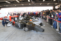 ホンダコレクションホールから引っ張り出された「マクラーレンMP4/4」と「MP4/6」。エンジン始動の瞬間を待つファンたち。