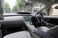 新型では、運転席と助手席がセンターコンソールで仕切られ、包まれ感のある雰囲気が演出された。
