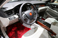 今年から「H7」シリーズも、ホーンパッド中央に、Lシリーズと同じ赤いバッジが加えられていた。もし筆者がオーナーになった暁には、この赤カーペットは絶対オーダーしたい。