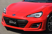 フロントまわりではバンパーの意匠が変更されたほか、上級グレードに装備されるフォグランプがLED式となった。