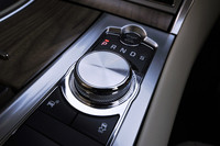 Driveセレクター横のサテンアメリカンウォールナットウッドはオプション。
