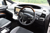 上級グレード「アエラス プレミアムG」には、本木目調の本革巻きステアリングホイールが装着される。