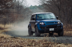 舗装路でも砂利道でも無敵のオフローダー。「ディフェンダー・オクタ」の最新モデルを試す。