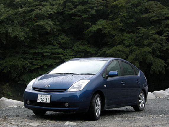世界初の量産ハイブリッドカーとして1997年にデビューした「トヨタ・プリウス」。2003年9月に2代目に生まれ変わり、走り、燃費とも大幅に向上した。