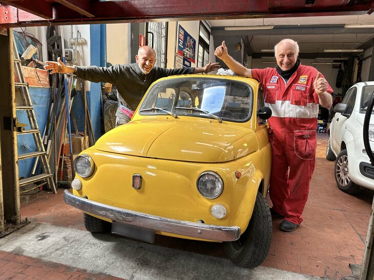 修理工場「アウトフィチーナ・レート」を営むナターレ(左)＆ピーノ(右)兄弟。シエナ県ポッジボンシ市にて。