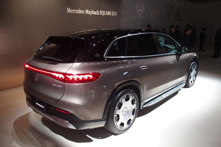 マイバッハEQS680 SUV（リアビュー）