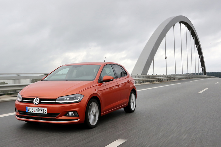 動力性能については、日本に導入される予定の95ps仕様の1リッターターボ車で、0-100km/h加速が10.8秒、最高速が187km/hと公称されている。