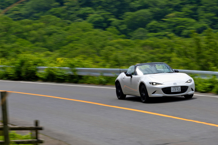 【マツダ・ロードスターSのスペック】
	ボディーサイズ：全長×全幅×全高＝3915×1735×1235mm／ホイールベース：2310mm／車重：1010kg／駆動方式：FR／エンジン：1.5リッター直4 DOHC 16バルブ／トランスミッション：6段MT／最高出力：136PS（100kW）/7000rpm／最大トルク：152N・m（15.5kgf・m）/4500rpm／タイヤ：（前）195/50R16 84V／（後）195/50R16 84V（ヨコハマ・アドバンスポーツV105）／燃費：16.8km/リッター（WLTCモード）／価格：289万8500円
	
	【取材時の燃費データ】
	テスト距離：415.7km（市街地1：高速道路7：山岳路2）／使用燃料：29.1リッター（ハイオクガソリン）／参考燃費：14.3km/リッター（満タン法）／14.8km/リッター（車載燃費計計測値）
	 
	