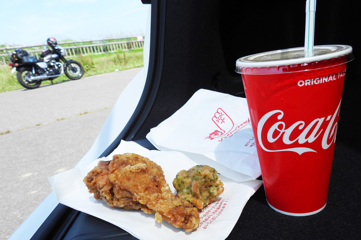 ジョイパックチキンの「カレーチキン」と「ジョイチキ」をいただく。ただでさえウマいというのに、ロケーション効果もあってもう絶品ですよ。