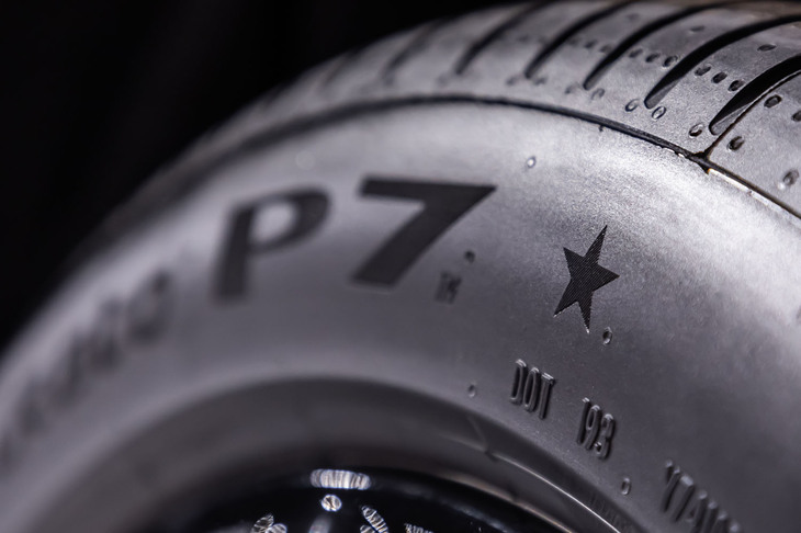 MINI承認タイヤのサイドウォールには、星のマークが記されている。「タイヤ交換時には、同じサイズでもいくつかのブランドのなかから承認タイヤを選ぶことができますので、乗り方やお好みに合わせたお薦めアイテムをご紹介いたします」と狩谷氏。