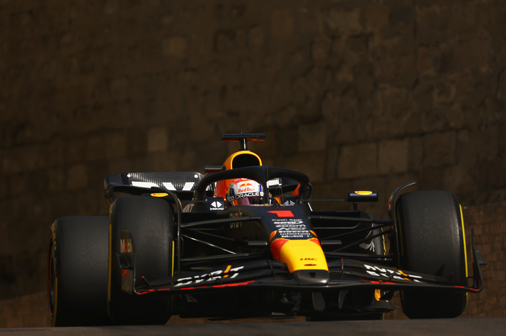 レッドブルのフェルスタッペン（写真）は2位でレースを終えた。金曜日の予選で2位、翌日のスプリントでは3位と、この週末は一度も1位になることがなかったが、「セーフティーカーはアンラッキーだった」と（表面上は）落ち着いた表情で振り返った。レース中盤にマシンバランスの悪化を訴えていたが、「ツールを使ってどうにか解決し、残り10周は速さを取り戻せた。ペレスに挑むにはちょっと遅すぎたけれど、いろいろ学ぶことができた」と語っていた。（Photo=Getty Images / Red Bull Content Pool）