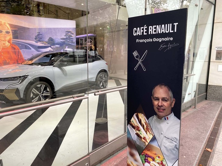 中2階のカフェ・ルノーは自身の店がミシュラン・ガイドにも載るシェフ、フランソワ・ガニェール氏の監修。