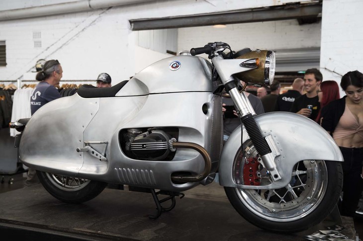 二輪はもちろん、四輪のホットロッドカーのカスタムなども製作するカスタムビルダー、MOTOR RETROが、自らが楽しむために造り上げたマシン。外装類はすべてアルミ鋼鈑からたたき出したオリジナル。ベースは1977年式の「BMW R100RS」。まだ製作途中で、さらに細部を詰めていくという。フロントにはビューエルのブレーキシステムを移植しており、そのためにホイールをワンオフ製作している。