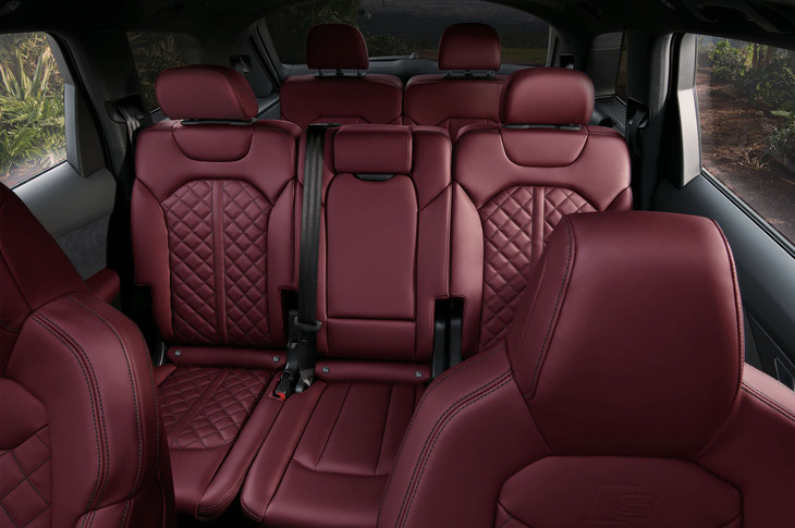 「SQ7」のキャビン。キルティング表皮が特徴的な「バルコナレザー」（写真）もオプションで選択できる。