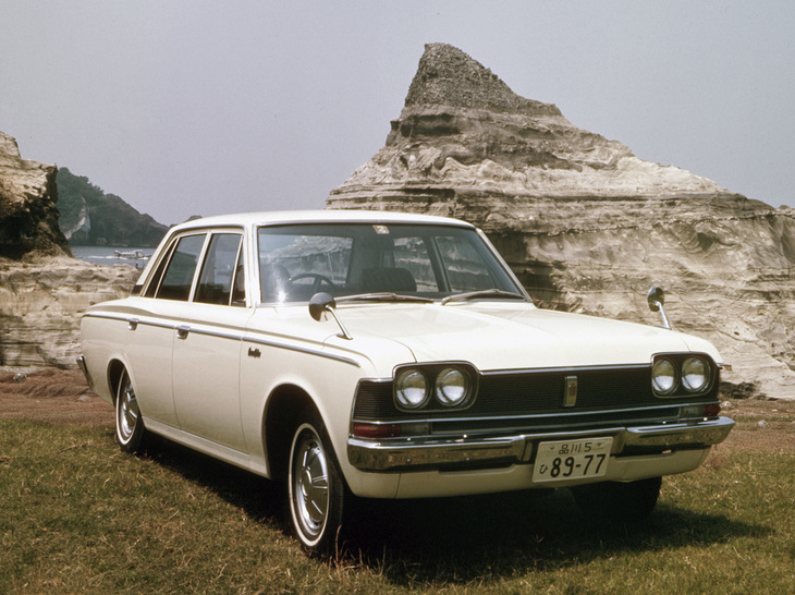 1967年に「白いクラウン」のキャッチコピーを掲げて登場した3代目「トヨペット・クラウン」（MS50）。黒塗りの法人車やタクシー用というイメージを和らげ、高級オーナーカーとしても成功した。