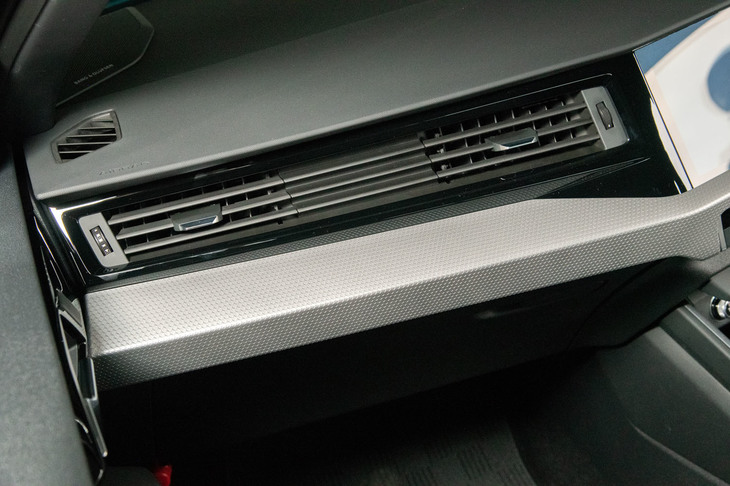 助手席側ダッシュボードの全面に設けられたように見えるエアコン吹き出し口。初代「A1」や、兄弟車である「ポロ」などには見られない新型A1の特徴となっている。