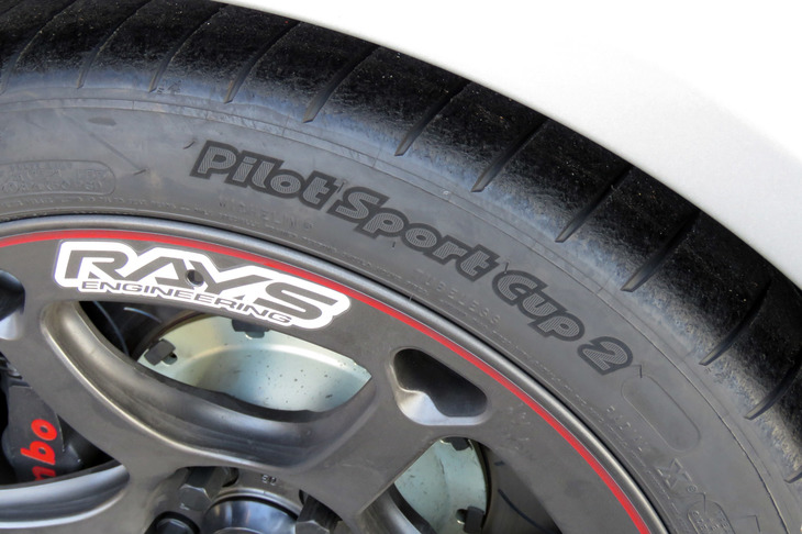 タイヤサイズは前後同径で235/40ZR18 95Y。ミシュランの「パイロットスポーツ カップ2」が装着されていた。