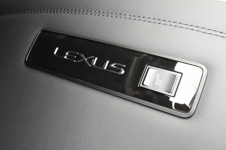 2列目シートの脇には、3列目シートの乗降時に重宝する電動スライド機構のスイッチが備わっている。