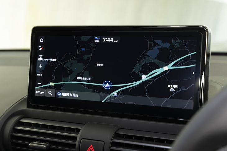 センタースクリーンは10.25インチ。画面サイズに対して額縁のサイズが大きすぎるようなこともなく、細かなところまで丁寧に日本語化されている。