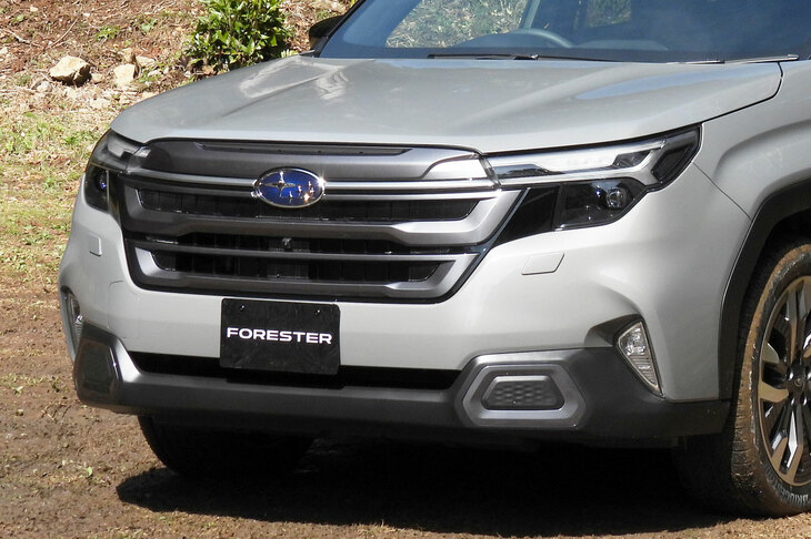 新型「フォレスター」のフロントマスク。フロントグリル、バンパー、ヘッドランプが、ほぼほぼ一枚の面におさまっている。クレイモデルの段階では、さぞやツルンとしたお顔だったことでしょう。