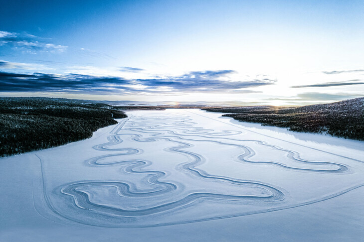 凍結したパサスヤルヴィ湖に設けられた特設のトレーニングコース。障害物などはなく、参加者は事故の心配なくアルトゥーラの実力を解き放ち、自身の腕を磨くことができる。