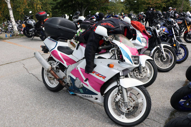 ヤマハFZR250R。249㏄並列4気筒DOHCエンジン搭載。丸目2灯式からプロジェクターヘッドライトに変更されたマイナーチェンジモデル。