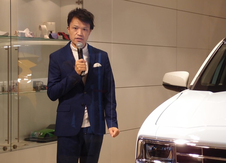 デザイナーの青木孝憲氏。「バディ」では、四角いグリルやランプ、フロントフェンダーなど、角張ったデザインに最もこだわったという。