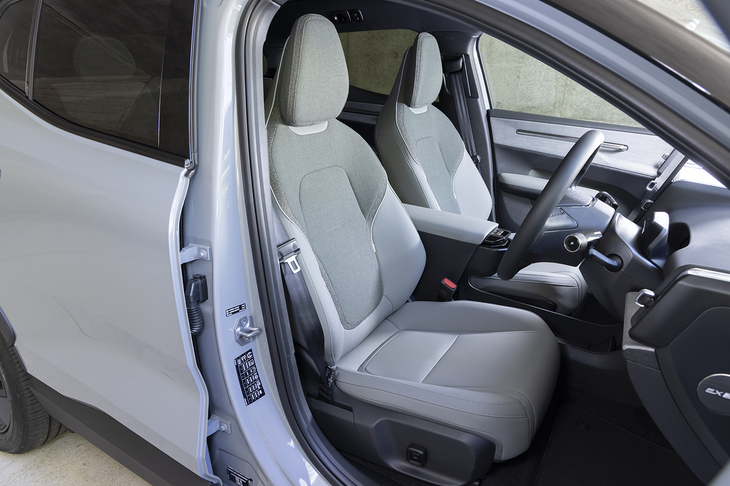 シート表皮はウール（30％）と再生ポリエステル（70％）を使ったファブリックと、リサイクル素材とバイオ由来素材をブレンドした合皮の組み合わせ。色合いのよさもボルボならではだ。