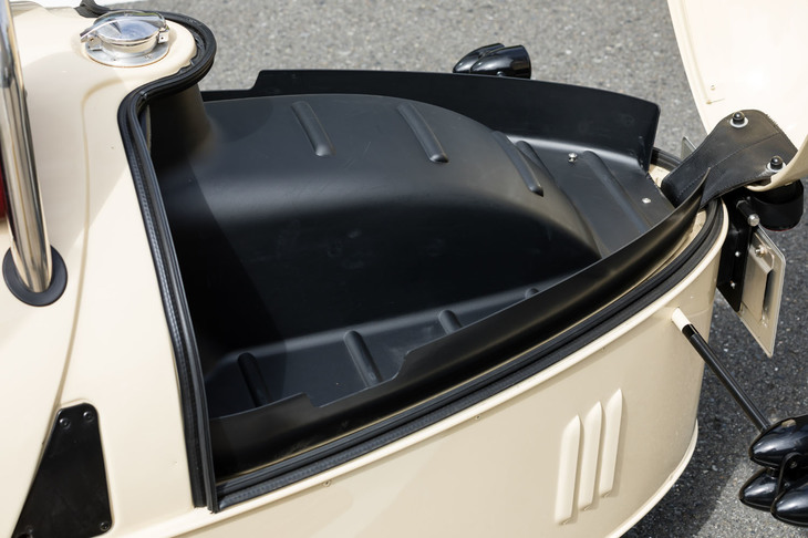 リアカウルは左右2カ所のピンで固定されており、その内側はトランクルームとなっている。