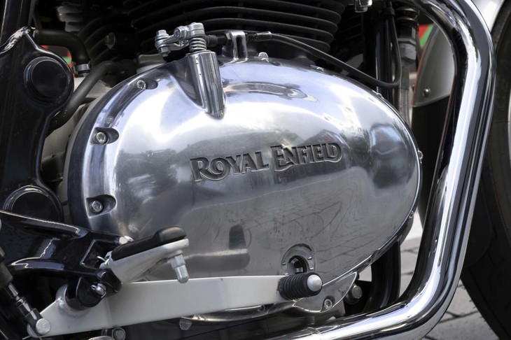 アルミバフがけのクランクケースカバーには、「ROYALENFIELD」の文字が刻まれる。味わい深いディテールである。