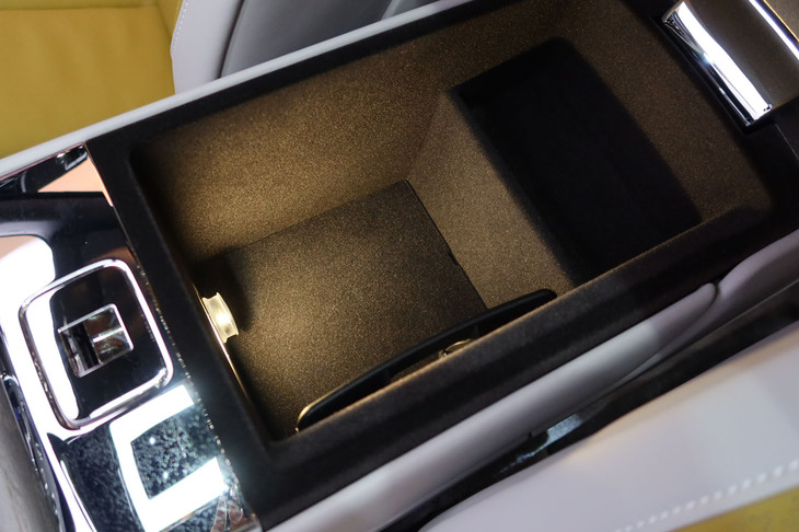 ロールス・ロイス・カリナン シリーズII（センターコンソールの小物入れ）