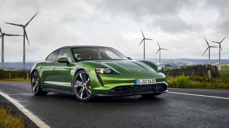 ポルシェブランド初の量産型電気自動車「タイカン」。2019年9月に世界初公開され、日本でも同年11月に披露された。