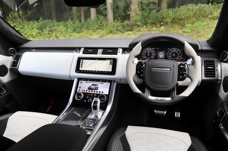 「レンジローバー スポーツSVR」のインテリア。レバー式のシフトセレクターを採用し、ステアリングコラムにはシフトパドルも備わっている。