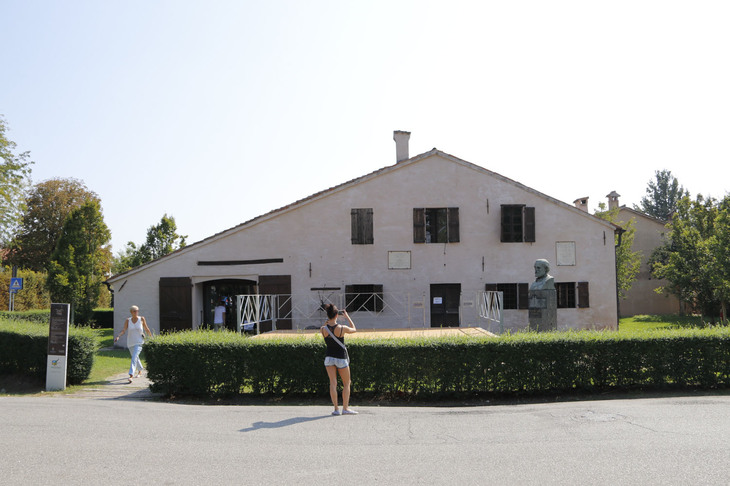 ヴェルディの生家は街道沿い。旅籠屋兼郵便馬車の中継所だった。