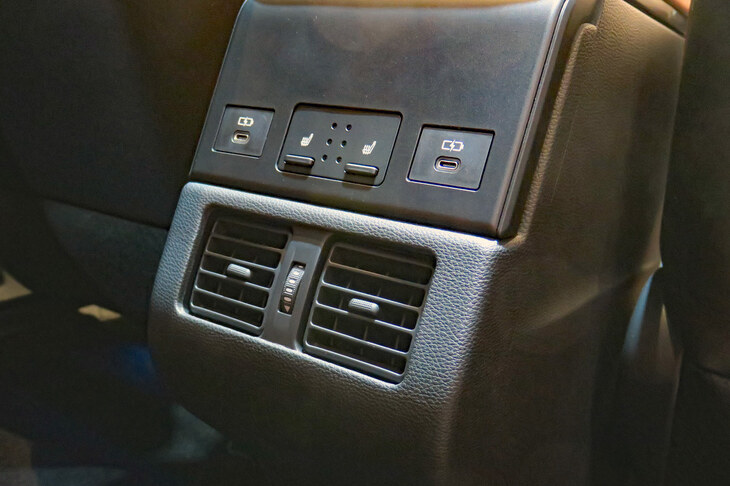 スバル・ソルテラ（後席用空調／シートヒーター／USBタイプCポート）