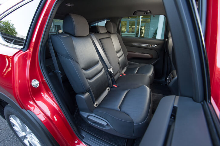 「XD」「XDプロアクティブ」の2列目シートには、3列目へのウオークスルーが可能なキャプテンシートに加え、写真の6：4分割式ベンチシートも用意されている。