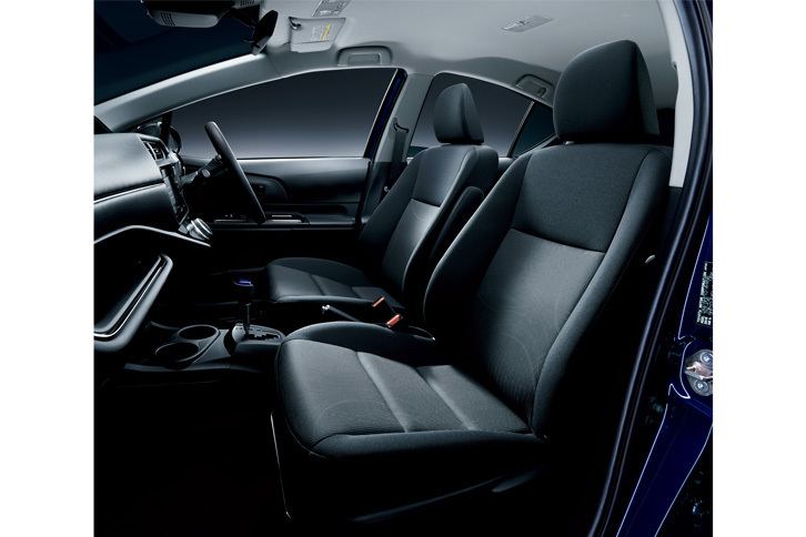 運転席アームレストが装着される。