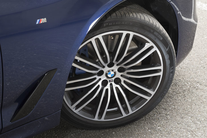 「Mライト・アロイ・ホイール・ダブルスポーク・スタイリング664M」と名付けられた、テスト車の19インチアルミホイール。ミシュランのランフラットタイヤが組み合わされていた。