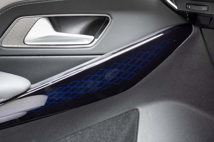 ドアハンドルにはブルーに点灯するひし形のイルミネーションが仕込まれている。