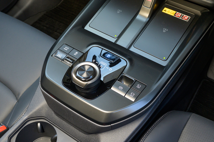 アイランドデザインのセンターコンソールはこれまでどおりだが、前端にあったロータリー式シフトセレクターが後ろに下がり、前端にはスマートフォンのワイヤレス充電器が2つならんで搭載された（レクサス版である「RZ」には1つしかない）。